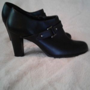 Naturalized black ankle shoe